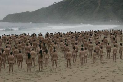Los voluntarios posan desnudos ayer para Spencer Tunick en la playa del Kursaal de San Sebastián.