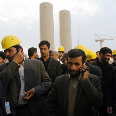 El presidente iraní (sin casco y con móvil), durante su visita a la planta nuclear de Bushehr.