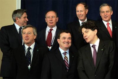 Rodrigo Rato (segundo por la izquierda), rodeado por Paul Wolfowitz (primero por la izquierda), presidente del Banco Mundial, y varios gobernadores de bancos centrales, durante la reunión del G-7 el pasado viernes.