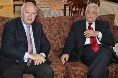 El ministro de Exteriores, Miguel Ángel Moratinos, junto al presidente palestino, Abu Mazen.