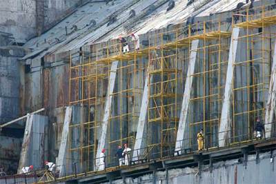 Trabajadores refuerzan la estructura que cubre el reactor número 4 de Chernóbil el pasado día 19.