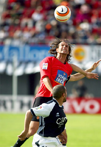 Doni salta sobre El Yaagoubi.