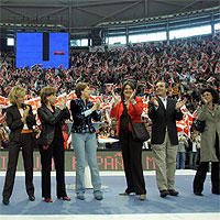 De izquierda a derecha, los ministros Alfredo Pérez Rubalcaba, Juan Fernando López Aguilar (ambos de espaldas), Elena Salgado, Elena Espinosa, Magdalena Álvarez, María Antonia Trujillo, José Antonio Alonso y Mercedes Cabrera, durante el mitin del PSOE en el Palacio Vistalegre de Madrid.