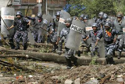 Policías de Nepal se preparan para cargar contra manifestantes ayer en Katmandú.