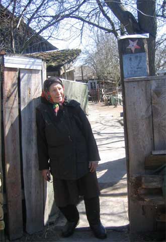 Ana Kalitá, en su casa de Ilintsí, en la zona de exclusión de Chernóbil.