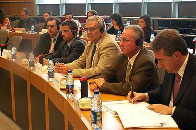 Joan Brusca y Cristóbal Aguado, en el centro, ayer, en la comisión de peticiones del Parlamento Europeo.