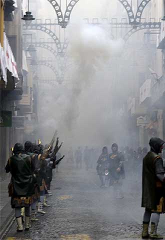 Alcoi despide su fiesta con el Alardo