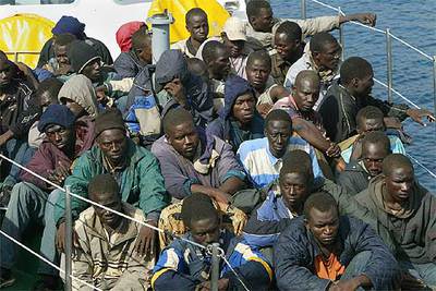 Una imagen reiterada. Inmigrantes de origen subsahariano interceptados por la Guardia Civil, en este caso cuando iban rumbo a Fuerteventura.