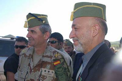 El presidente afgano, Hamid Karzai, con un gorro de legionario, junto al coronel Alonso.