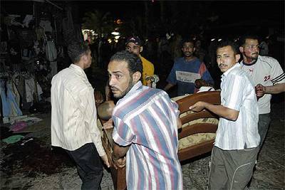 Varias personas trasladan a un herido en los atentados de ayer en Dahab.