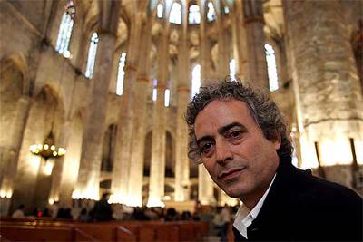 Ildefonso Falcones, en el interior de la iglesia de Santa María del Mar, escenario de su novela.