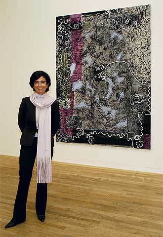 Paloma Botín, junto a  Bilingual  (1998-1999), de Juan Uslé, en la Tate Modern.