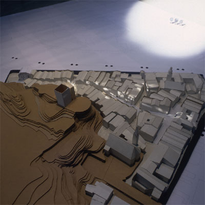 Maqueta de una calle de Rattenberg del sistema completo de iluminación con heliostatos.