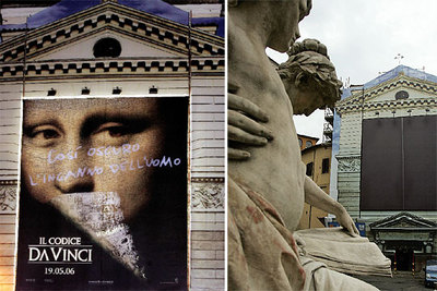Cartel publicitario de  El código Da Vinci  en la iglesia de San Pantaleón, en Roma, el martes (a la izquierda), y ayer ennegrecido.