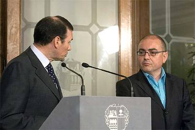 El   lehendakari   Ibarretxe se dirige al consejero de Vivienda, Javier Madrazo, al presentar ayer el Plan de Paz y Convivencia.