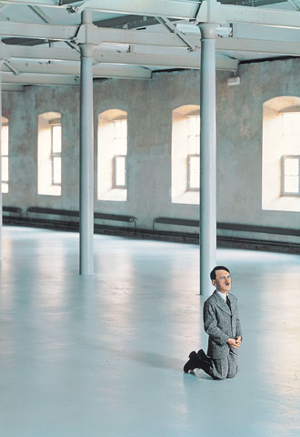  Him  (2001), de Maurizio Cattelan, que forma parte de la exposición  Where are we going?  en el Palazzo Grassi.