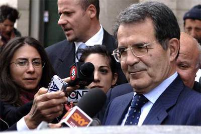 Romano Prodi, líder del centro-izquierda italiano, ayer a la salida de la sede de su coalición en Roma.