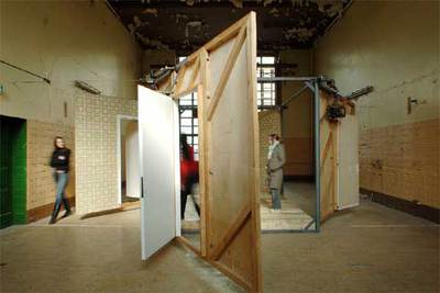 'Bang, bang room' (1992), instalación de Paul McCarthy en la Bienal de Berlín.