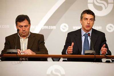 El portavoz del PNV, Iñigo Urkullu (a la derecha), y el parlamentario Juan Antonio Arieta-Araunabeña, ayer.