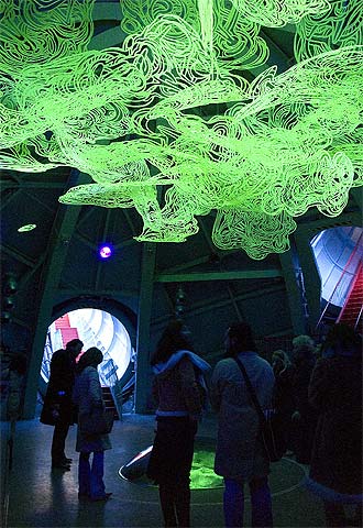 Sala central  del Atomium, que da acceso a los pisos superirores.