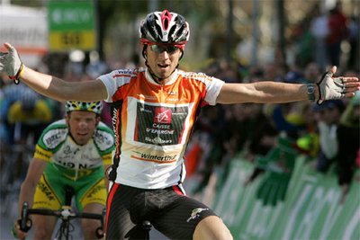 Valverde levanta los brazos tras superar al suizo Moos en el  sprint  de Sion.