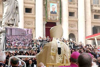 El papa Juan Pablo II saluda a los peregrinos que acudieron a la ceremonia de santificación del fundador del Opus Dei.