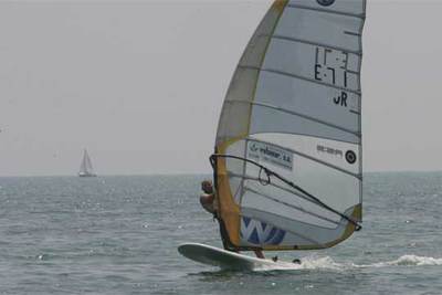 Un   windsurfista  , ayer, en el campeonato celebrado en Santa Pola.