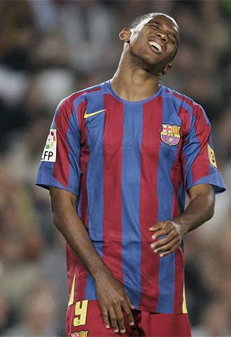 Eto'o se lamenta tras el penalti fallado ante el Cádiz.