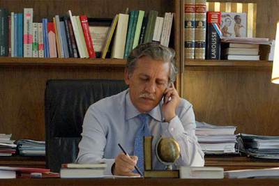 Diego López Garrido, portavoz del Grupo Parlamentario Socialista en el Congreso, habla por  teléfono móvil desde el despacho.