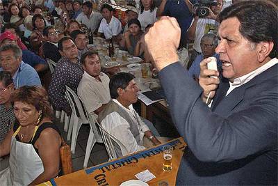 Alan García, en un mitin ante miembros de la Central de Trabajadores del Perú ayer en Lima.
