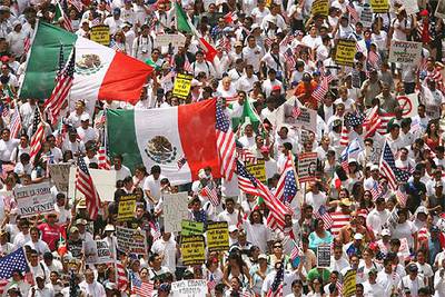 Miles de manifestantes desfilan con banderas de EE UU y de México por el centro de Los Ángeles (California) para exigir respeto a los inmigrantes.