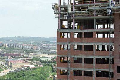 Un edificio de piso en construcción en Barakaldo, con la Ría y la Margen Derecha al fondo.