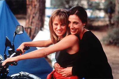 Emma Suárez, a la izquierda, y María Barranco, en  La ardilla roja. 