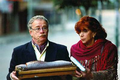 Los actores Salo Pasik y Adriana Aizemberg, en  El abrazo partido. 