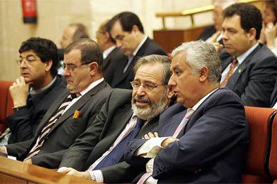 De izquierda a derecha, Diego Valderas, José Rodríguez de la Borbolla, Ángel López y Javier Arenas. Detrás, en primer término, Julián Álvarez.