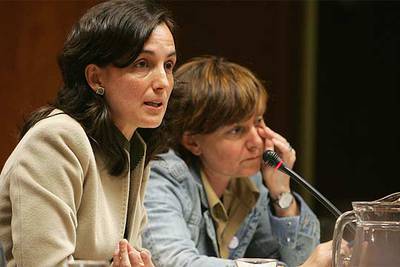 La parlamentaria socialista Coral Rodríguez (izquierda) interviene en un momento del debate. Junto a ella, su compañera de partido Gemma Zabaleta.