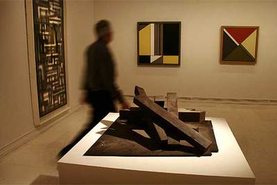 A la izquierda, un cuadro de Reinhardt  dialoga  con una escultura y dos pinturas de Gerardo Rueda en la exposición del IVAM.