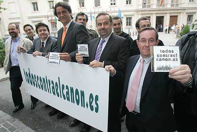 Representantes de la plataforma www.todoscontraelcanon.es, ayer a las puertas del Senado.