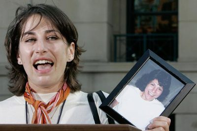 Carrie Lemack muestra la foto de su madre, muerta en los ataques del 11-S, tras conocer el veredicto.