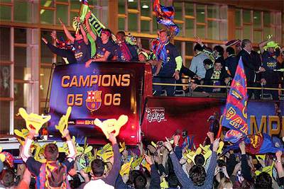 Más de 20.000 aficionados del Barça celebraron la Liga la noche del miércoles en Canaletes.
