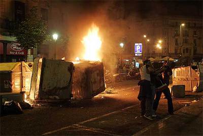 Un grupo de descontrolados provocó serios incidentes en las Ramblas tras la celebración de la Liga.