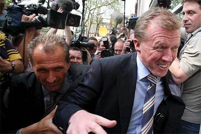 Steve McLaren, ayer a su llegada a la sede de la federación inglesa para ser nombrado seleccionador.
