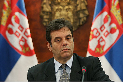 El primer ministro serbio, Vojislav Kostunica, ayer durante una conferencia de prensa en Belgrado.