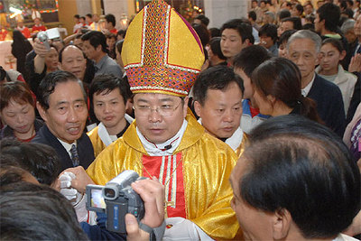 Joseph Liu Xinhong saluda a los fieles en Wuhu, el pasado miércoles, tras ser consagrado obispo.