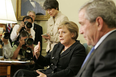 Angela Merkel y George W. Bush, durante su entrevista en la Casa Blanca en la noche del miércoles.