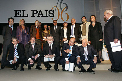 De izquierda a derecha, de pie, Alfonso López Casas, Julia Otero, José Vidal Beneyto, Matías Vallés, Marisa Goñi, Felipe Armendáriz, José Luis Rodríguez Zapatero, Luisa Castro, Manuel Vicent, Sergio Caro, Sandra Balsells e Ignacio Lozano. Abajo, Javier Moreno, Juan Luis Cebrián, Joaquín Estefanía, Jesús Ceberio y Jesús de Polanco.
