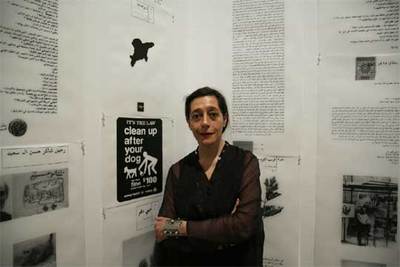 La francesa Catherine David, comisaria de la exposición 'La ecuación iraquí', ante una obra de la muestra.