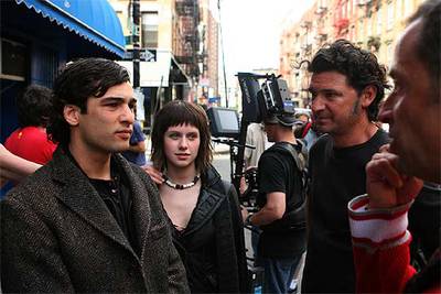 Manuela Vellés, entre Nicolas Cazalé, a la izquierda, y Julio Medem.