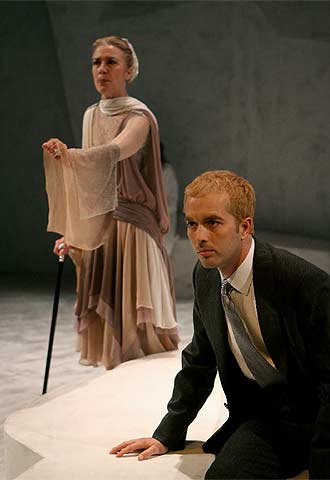 Mariano Alameda y Susi Sánchez, en una escena de  De repente, el último verano,  de Tennessee Williams.