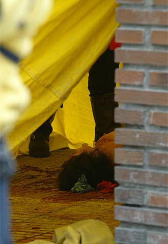 Pamela Liliana Coronado, moribunda en el suelo.